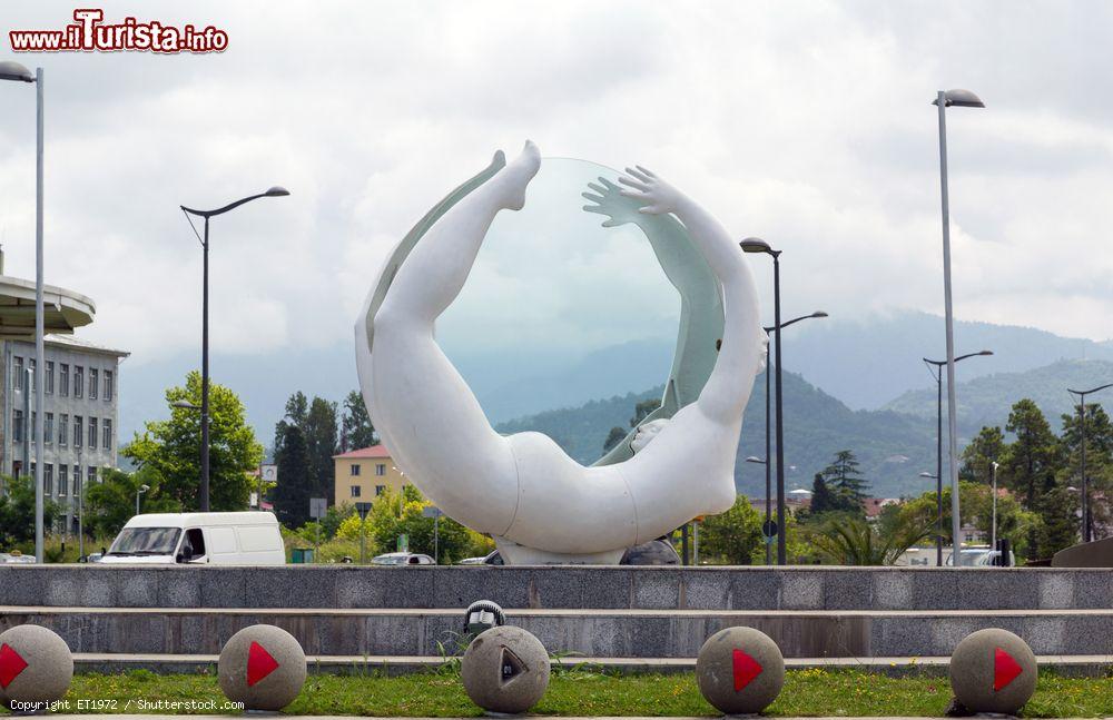 Immagine La composizione scultorea "Rotazione" a Batumi, Georgia. Le figure di uomo e donna si spostano integralmente muovendosi su un disco di vetro - © ET1972 / Shutterstock.com