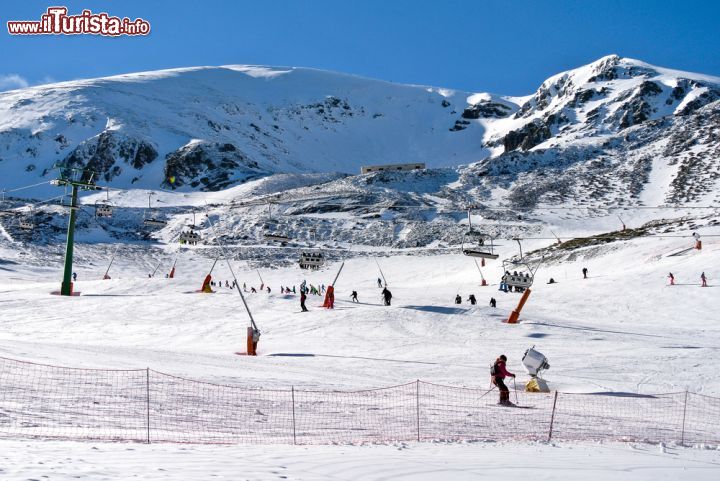 Immagine Comprensorio sciistico di Valdezcaray, Spagna - Nei pressi della cittadina di Ezcaray si trova una ski area con 22 piste. Valdezcaray è situata ai piedi del San Lorenzo, il monte più alto della Castiglia: un vero e proprio paradiso naturale in cui nasce il fiume Oja e dove gli appassionati degli sport invernali possono praticare la loro specialità preferita tutto l'anno © Ander Dylan / Shutterstock.com