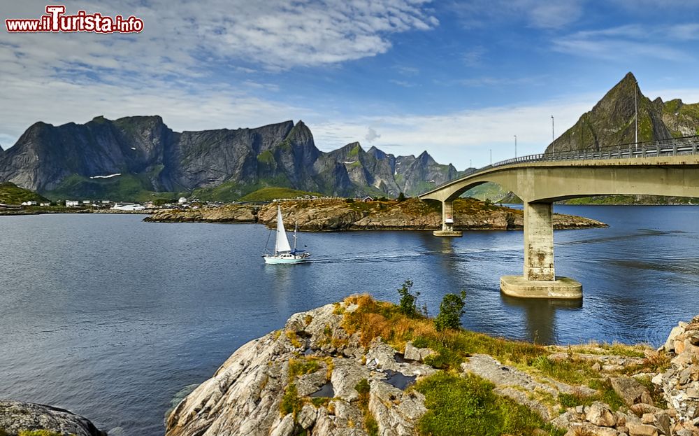 Immagine Con la barca a vela a Hamnoy, Isole Lofotem, Norvegia