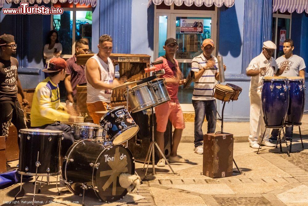 Immagine Un gruppo musicale durante uno spettacolo in strada nel centro di Bayamo, provincia di Granma, Cuba - © Matyas Rehak / Shutterstock.com