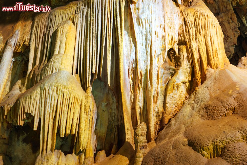 Immagine Concrezioni carbonatiche e stalattiti nelle Grotte di  Is Zuddas in Sardegna