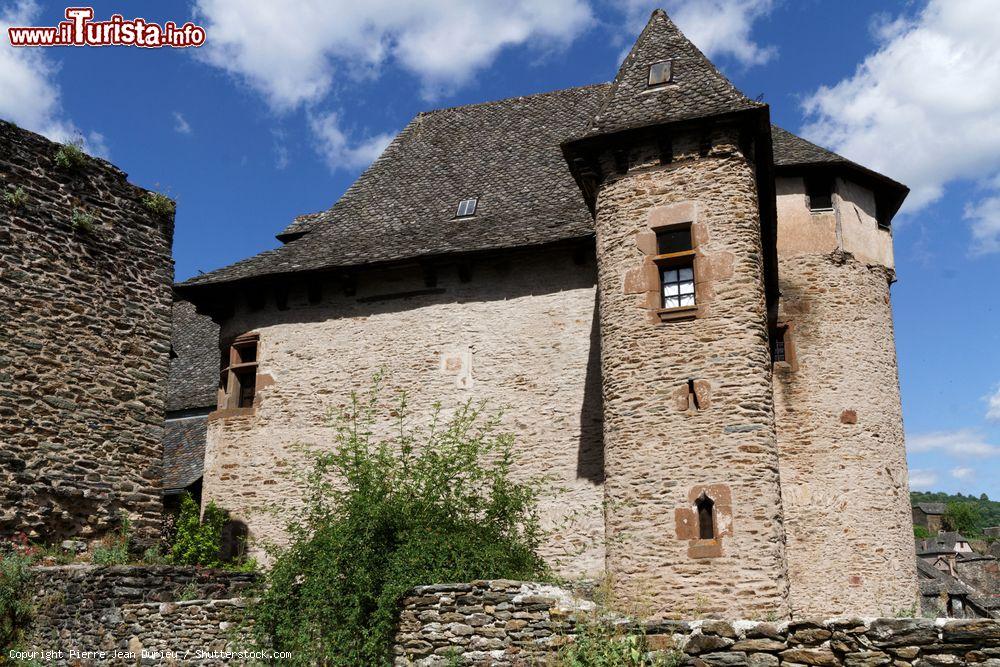 Immagine Conques, città medievale in Francia. Il centro storico di questa suggestiva località ha strette strade medievali così come antichi edifici - © Pierre Jean Durieu / Shutterstock.com