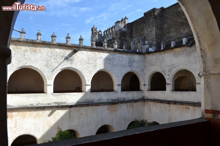 Immagine Tepoztlán, Convento de la Natividad: è un vero gioiello architettonico della piccola cittadine dello Stato di Morelos, nel Messico centrale. Nel XIX secolo ospitò le truppe francesi di Massimiliano d'Asburgo.