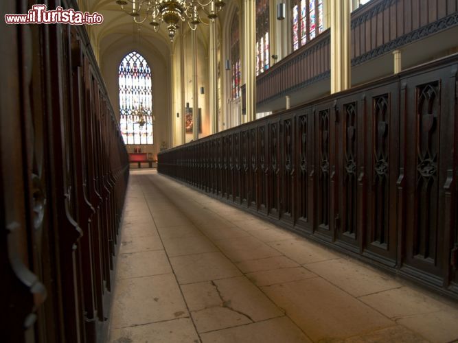 Immagine Coro ligneo della chiesa di St Mary a Bibury, Inghilterra - E' finemente scolpito con decorazioni il bel coro in legno che si trova all'interno della chiesa di Santa Maria © Chad Bontrager / Shutterstock.com