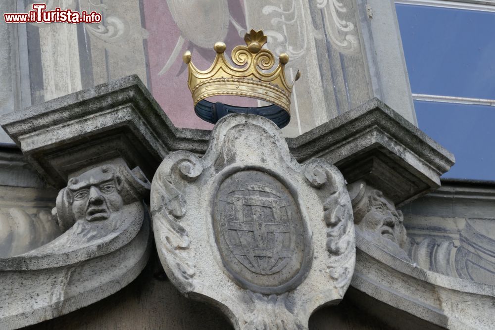 Immagine Corona dorata sullo stemma in pietra in un edificio storico di Lindau, Germania.