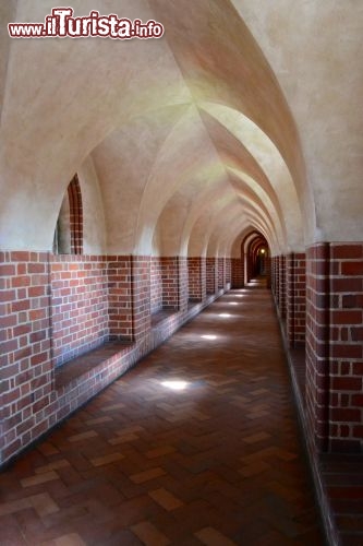 Immagine Corridoio nel Castello Alto di Malbork: attraverso questo lungo corridoio si accede alla torre dove erano situate le latrine del monastero, volutamente tenute a distanza dal resto degli spazi comuni.