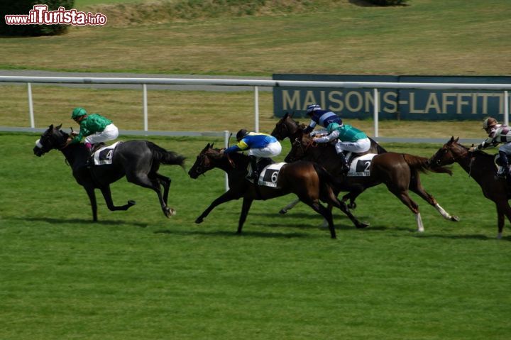 Immagine Una corsa dei cavalli a Maisons Laffitte, un importante ippodromo della Francia - © Yvan / Shutterstock.com