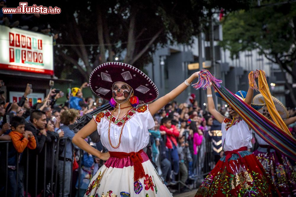 Immagine Il corteo di Catrinas duranta la parata per il Día de Muertos a Città del Messico.