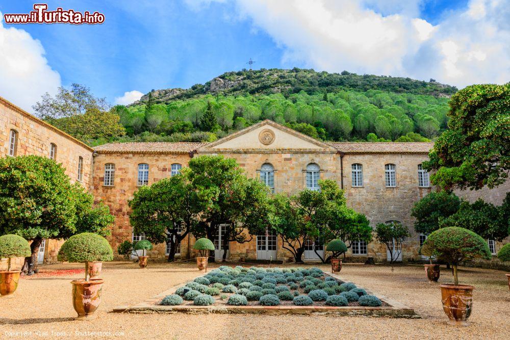 Immagine Cortile dell'Abbazia di Fontfroide a Narbona, Francia. Situata a 15 km sud ovest da Narbona, quasi al confine con la Spagna, venne fondata nel 1093 dal visconte di Narbona ma rimase povera e sconosciuta sino al 1144 quando venne affidata ai cistercensi - © Vlad Ispas / Shutterstock.com