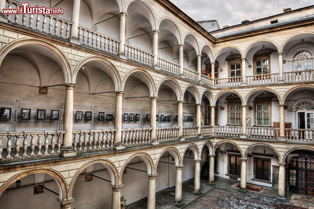 Immagine Cortile interno in architettura italiana nella cittadina di Lviv, Ucraina.