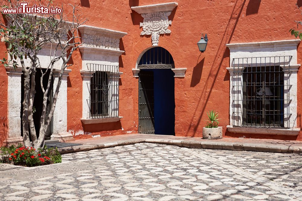 Immagine Il cortile interno in un edificio del 18° secolo a Arequipa, Perù. Siamo nella Casa del Moral, palazzo coloniale in stile barocco edificato nel 1730. Oggi ospita sale per mostre.