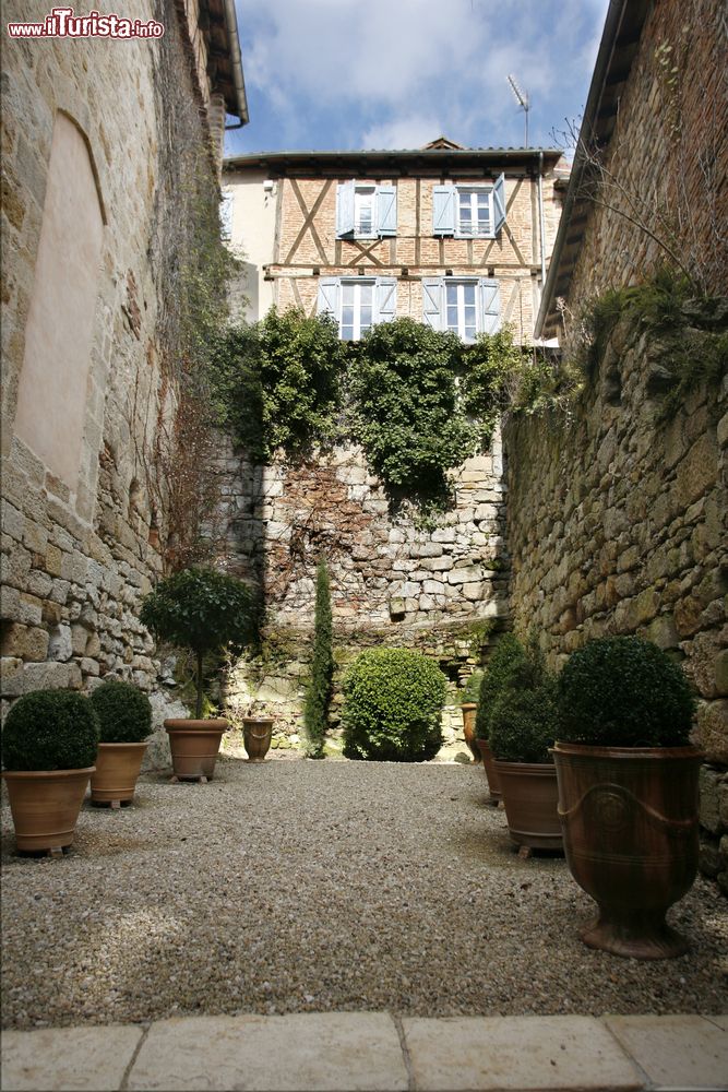 Immagine Cortile interno nel villaggio di Figeac, Francia. 