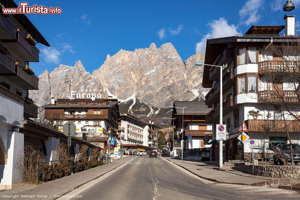 Immagine Cortina d'Ampezzo, Veneto: è il più grande nonché il più famoso dei 18 Comuni che formano la Ladinia - © Dzerkach Viktar / Shutterstock.com