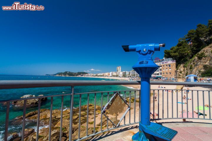 Immagine Panorama su Lloret de Mar, Spagna - Splendide spiagge di sabbia soffice e passeggiate all'aria aperta durante le quali respirare la brezza marina: questa famosa località balneare della Costa Brava offre alcuni dei più incantevoli scorci panoramici di tutta la Spagna - © Gert Hochmuth / Shutterstock.com