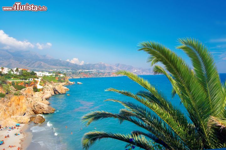 Immagine Una foto della costa di Marbella scattata da una villa di lusso, Spagna. Il panorama che si ammira è a dir poco suggestivo con l'azzurro del mare e l'ocra delle scogliere - © Vista / Shutterstock.com