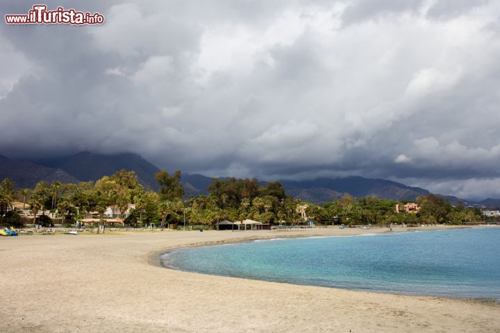 Immagine La costa di Marbella, Spagna. Fine sabbia bianca e acqua turchese sono la perfetta cornice naturale di questo angolo di Spagna in provincia di Malaga  - © Artur Bogacki / Shutterstock.com