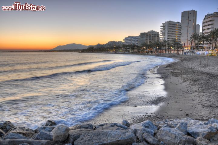 Immagine La costa di Marbella al tramonto, Spagna. Situata in Andalusia, questa località della Costa del Sol è da anni una delle mete turistiche internazionali più frequentate - © Cristina Trif / Shutterstock.com