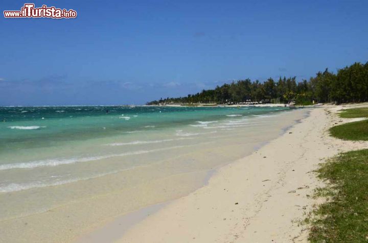 Immagine Costa a Belle Mare, Mauritius - La distesa di sabbia immacolata di Belle Mare che si allunga dolcemente sino a Grand Port © Pack-Shot / Shutterstock.com