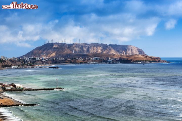 Immagine La costa di Lima (Perù) si affaccia sull'Oceano Pacifico. Sulla città, nonostante una temperature generalmente mite, c'è spesso una cappa di foschia, chiamata dalla gente comunemente garùa  - foto © Terekhov Igor