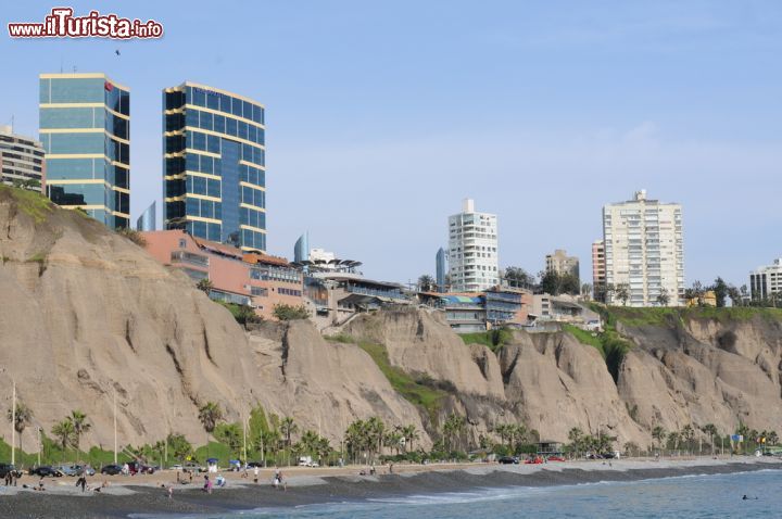 Immagine La costa e la spiaggia del quartiere di Miraflores sull'Oceano Pacifico. Miraflores è uno dei quartieri più vivaci della città di Lima, in Perù - foto © MishaShiyanov