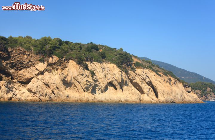 Immagine Costa ovest dell'Elba fra Punta Polveraia e  Punta di Fetovaia, uno dei tratti più suggestivi di quest'isola che fa parte del Parco Nazionale dell'Arcipelago Toscano - © eZeePics / Shutterstock.com