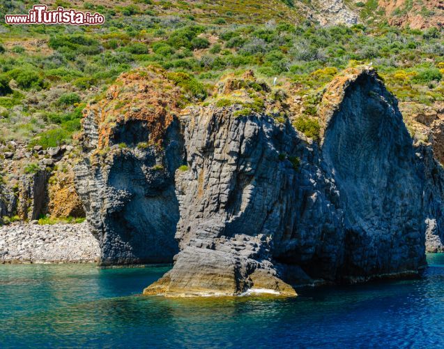 Immagine Costa rocciosa di Panarea in una giornata di sole, Sicilia - Alte coste frastagliate e inaccessibili con un continuo succedersi di terrazzamenti e suggestive formazioni di lava solidificata per il lato occidentale di quest'isola delle Eolie © EugeniaSt / Shutterstock.com