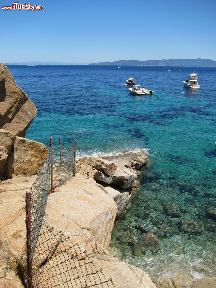 Immagine Costa rocciosa in Calabria, non distante da Soverato