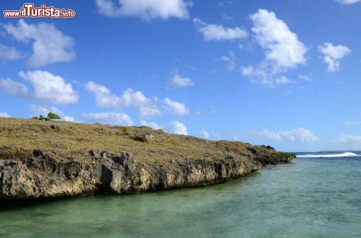 Immagine Costa rocciosa a Mahebourg, isola di Mauritius - Incastonata lungo il litorale in corrispondenza della foce del fiume La Chaux, e poco a sud della bocca del fiume des Creoles, Mahebourg vanta una posizione strategica con un approdo sicuro che in origine le aveva garantito lo sviluppo commerciale di un grande porto poi sostituito da quello di Port Louis, divenuta capitale dell'isola © Pack-Shot / Shutterstock.com