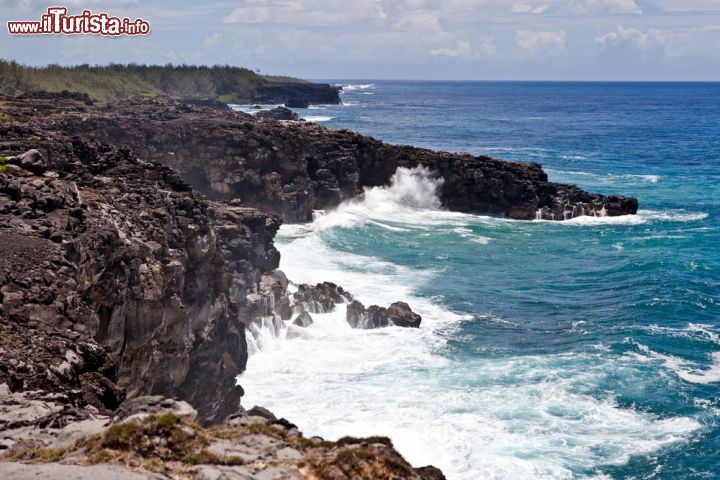 Immagine Costa rocciosa a Souillac, isola di Mauritius - Il tratto di oceano non bordeggiato dalla barriera corallina assume un fascino primordiale per le sue acque potenti e dalle sfumature più diverse. La caratteristica principale di questo luogo è quella di essere immerso in una natura selvaggia e imponente con montagne, cascate e formazioni rocciose © Evgenia Bolyukh / Shutterstock.com