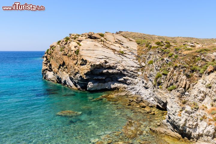 Immagine Un tratto di costa selvaggia dell'isola di Paros, Grecia. La conformazione geologica di questo territorio delle Cicladi è piuttosto vario anche se in prevalenza collinare e pianeggiante. I paesaggi che si incontrano sono sempre diversi, nascosti dietro le sue coste frastagliate che si confondono con le isole e le isolette che la circondano - © RAndrei / Shutterstock.com