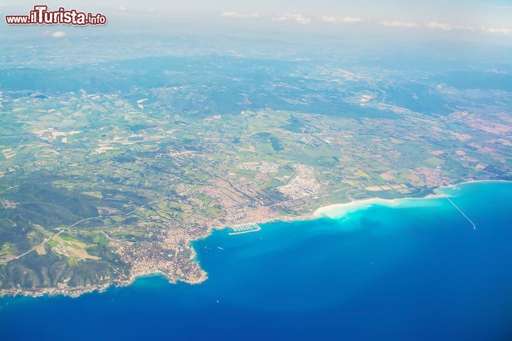 Immagine La costa toscana e il mare turchese del comune di Rosignano Marittimo, che comprende le frazioni di Castiglioncello e Rosignano Solvay.