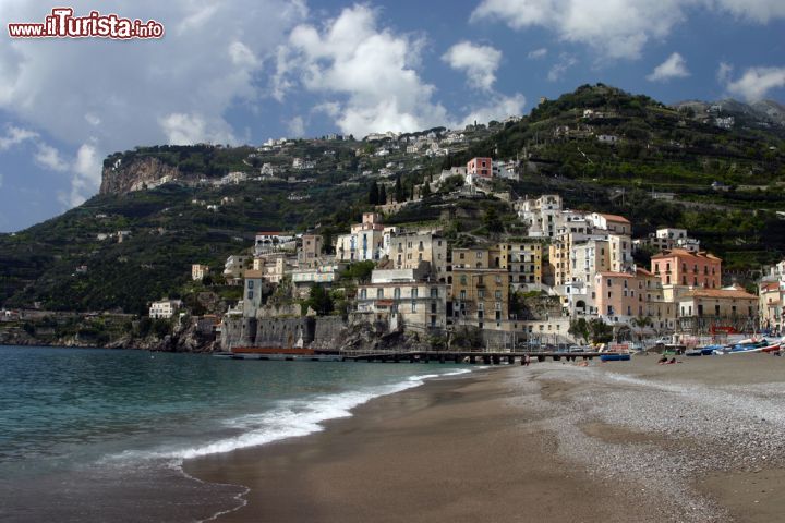 Immagine Costiera amalfitana a Minori, Campania. Come dimostrato da accurate ricerche archeologiche, Minori è il più antico sito abitato della costiera amalfitana - © Irina Korshunova / Shutterstock.com