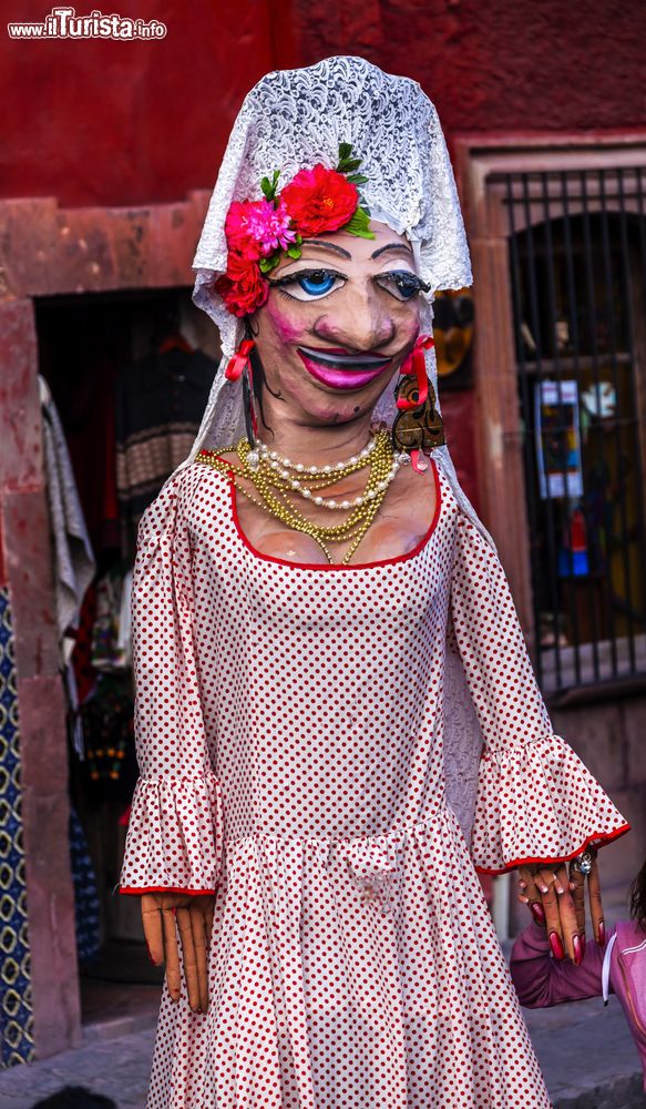Immagine Costume da donna durante un evento nella città di San Michele di Allende, Guanajuato, Messico.