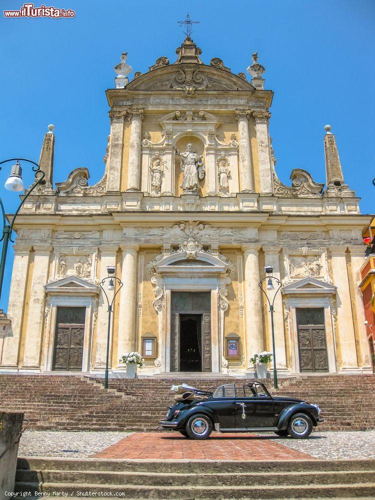 Immagine Una coupé vintage parcheggiata davanti alla chiesa di San Giacomo a Santa Margherita Ligure, vicino a Moneglia - © Benny Marty / Shutterstock.com