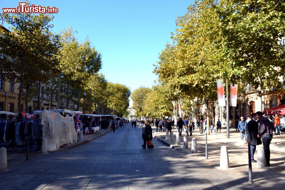 Immagine Cours Mirabeau (Aix-en-Provence, Francia) con le bancarelle del mercato il sabato mattina.