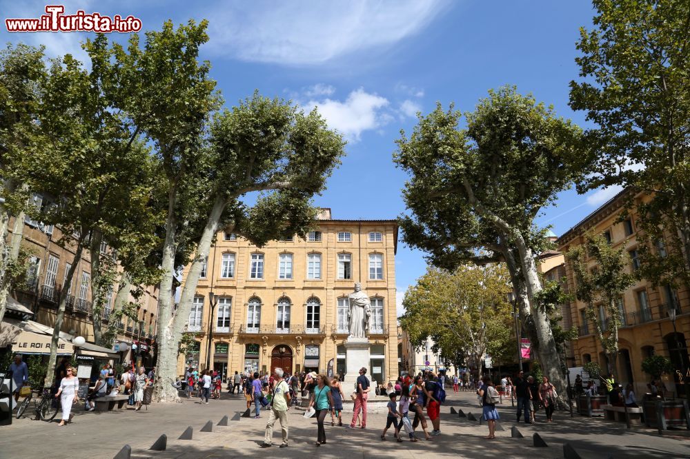 Immagine Cours Mirabeau: siamo sulla strada più importante del centro storico di Aix-en-Provence (Francia) - foto © Sophie Spiteri