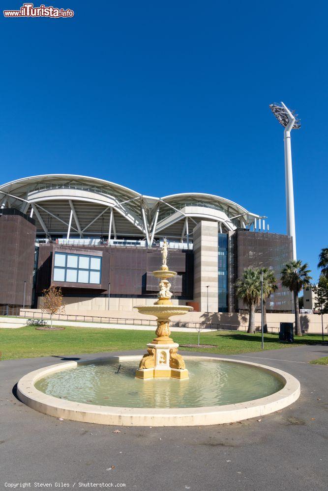 Immagine Creswell Gardens Fountain nei pressi dell'Adelaide Oval, Australia. Inaugurato e aperto al pubblico nel 1871, è uno stadio di cricket - © Steven Giles / Shutterstock.com