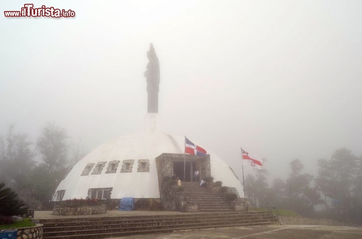 Immagine Statua del Cristo redentore sul Monte Isabel de Torres e fortezza - 