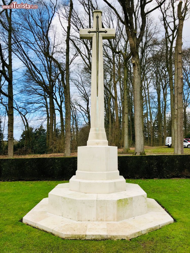 Immagine Croce all'Airborne War Cemetery di Oosterbeek, vicino a Arnhem (Olanda). Accoglie 1746 sepolture della Seconda Guerra Mondiale, la maggior parte militari alleati uccisi nella battaglia di Arnhem.