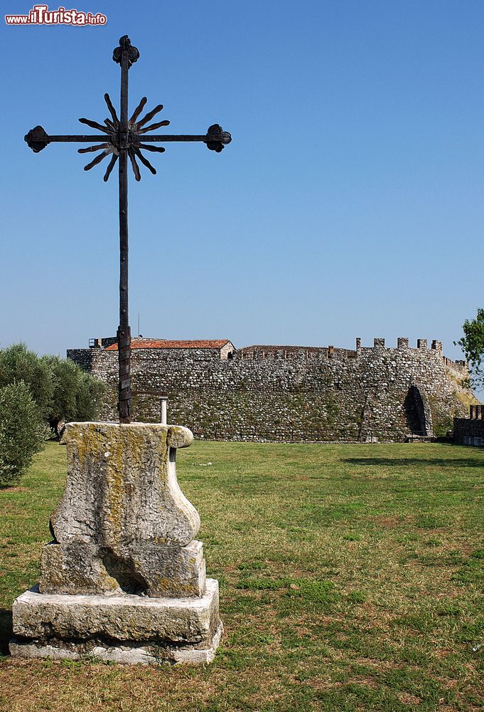 Immagine Croce all'interno della Rocca di Lonato del Garda, Lombardia, Italia. A difesa di Lonato venne eretta una spessa cinta muraria munita di undici torrioni.