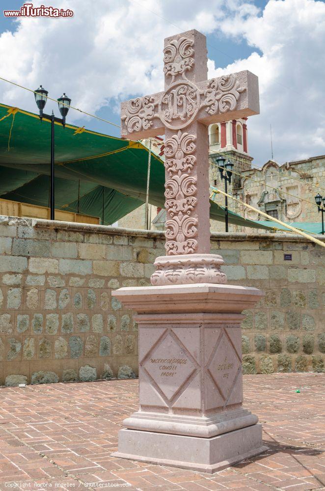 Immagine Una croce presso la Basílica de Nuestra Señora de la Soledad, nel centro storico di Oaxaca (Messico) - © Aurora Angeles / Shutterstock.com