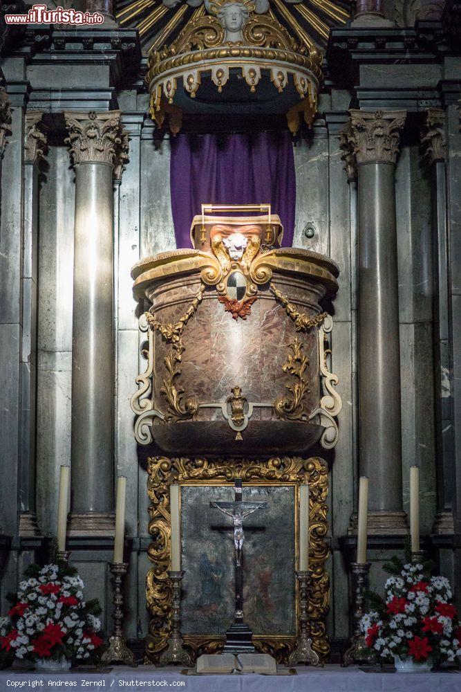 Immagine Croce e candelabri sull'altare di una chiesa luterana a Bayreuth, Germania - © Andreas Zerndl / Shutterstock.com