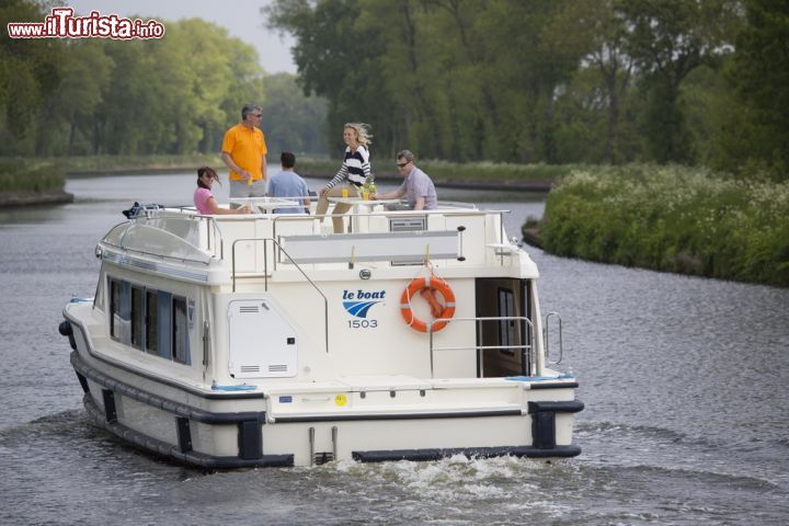 Immagine Crociera fluviale nelle Fiandre, Belgio, con l'imbarcazione Le Boat. Un percorso classico inizia dalla costa che si affaccia sul Mare del Nord e ha come fulcro il borgo di Nieuwpoort.