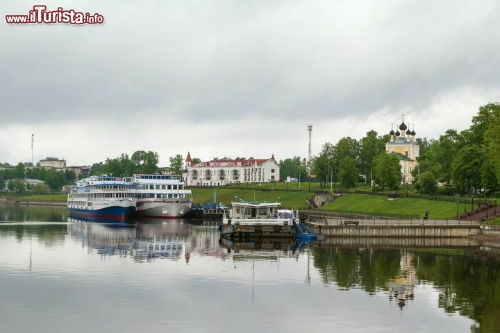Immagine Una crociera sul Volga a Uglich, Russia. Durante una visita della città non può mancare un tour in barca sul fiume Volga da cui ammirare le bellezze artistiche e i paesaggi di Uglich - © Borisb17 / shutterstock.com