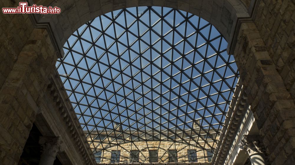 Immagine Cupola vetrata della Laboral University a Gijon, Spagna. Costruito fra il 1946 e il 1956, questo edificio occupa 270 mila metri quadrati e rappresenta la più grande costruzione della Spagna. Dal 2016 fa parte dei patrimoni mondiali dell'Unesco.