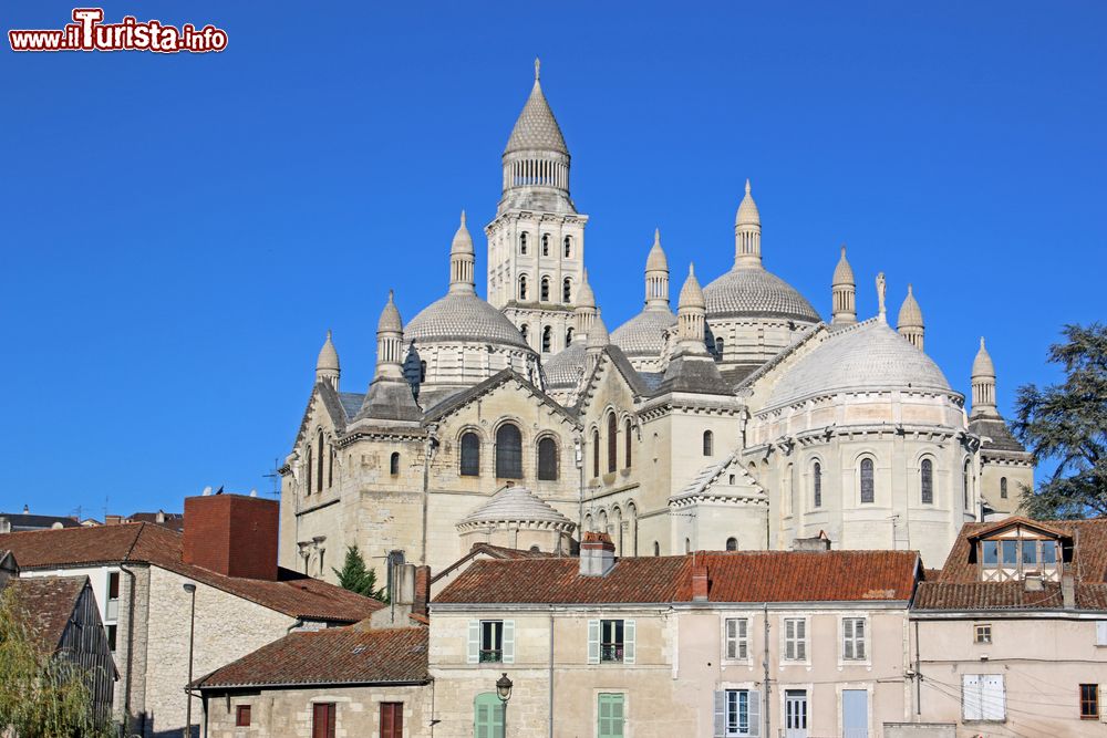 Immagine Cupole e guglie dell'imponente cattedrale di Saint-Front a Perigueux, Francia. E' stata completamente restaurata fra il 1852 e il 1902.