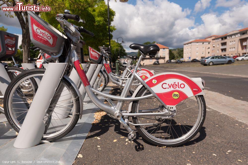 Immagine Cvelo Bike Station a Clermont-Ferrand, Francia. Si tratta di un programma di "share program" pubblico di biciclette in funzione nella città - © S. Bonaime / Shutterstock.com