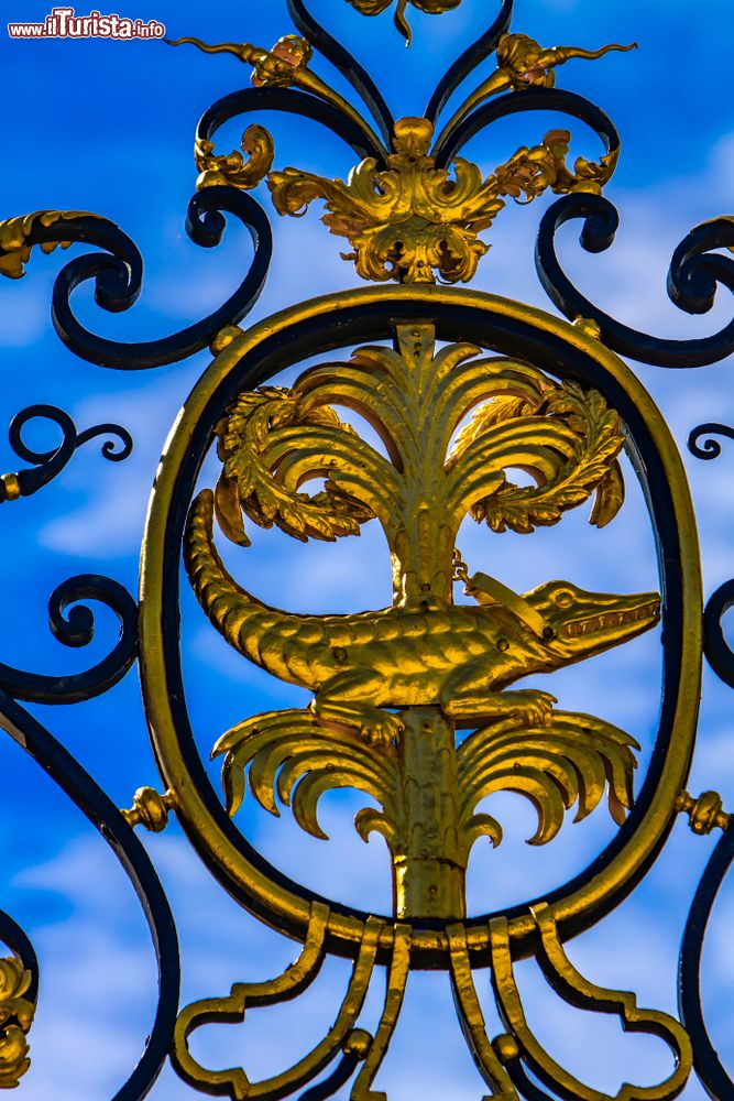 Immagine Decorazione ornamentale sul cancello dei Giardini della Fontana di Nimes, Francia.