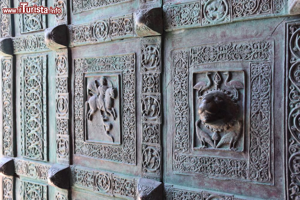 Immagine Decorazioni del portale d'ingresso della cattedrale di Trani, Puglia.