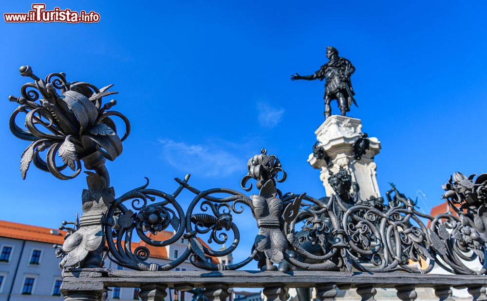 Immagine Decorazioni della balaustra in ferro della fontana di Rathausplatz, Augusta (Germania).